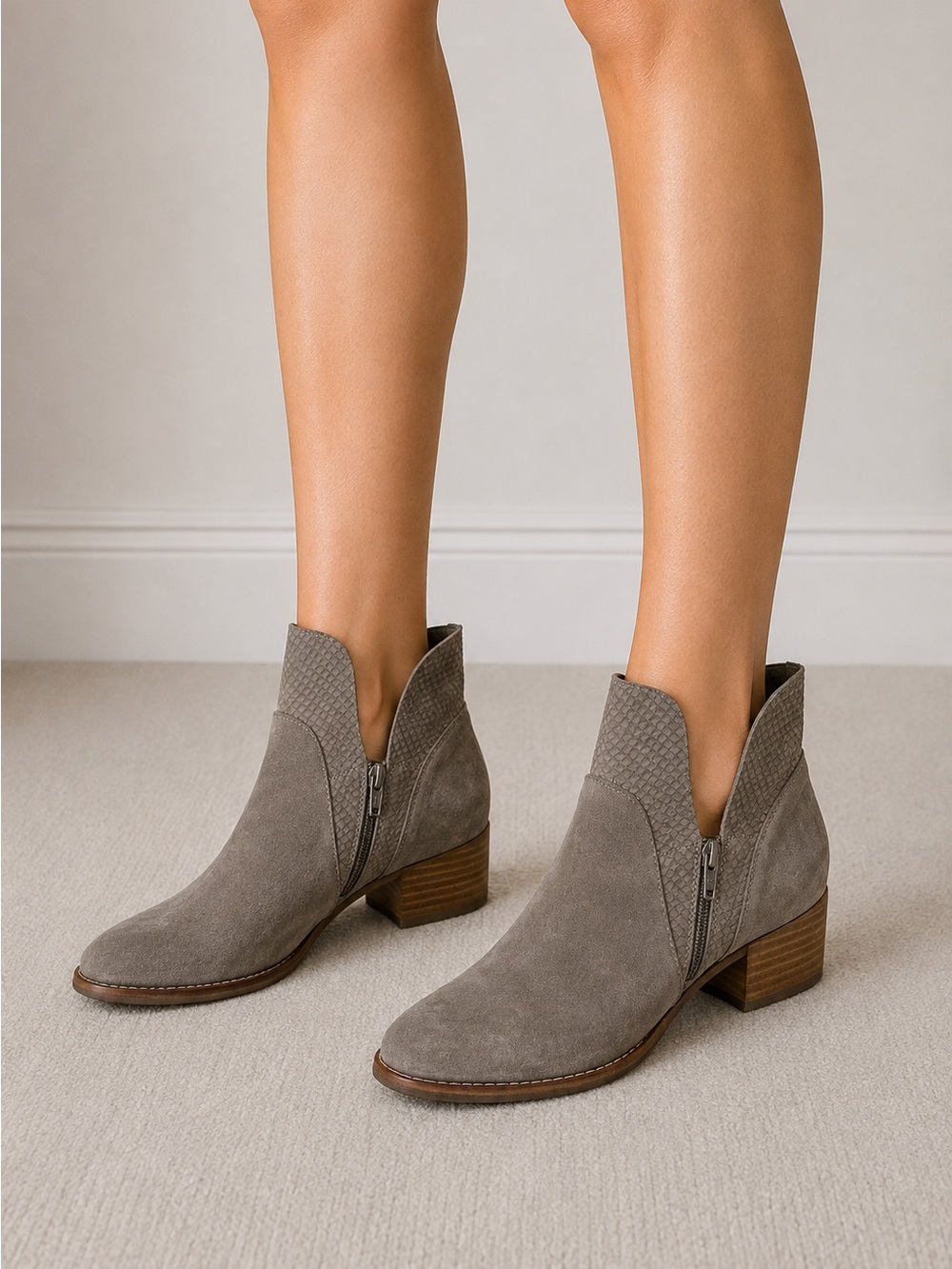 Seychelles Grey Suede Ankle Boots – Size 7.5
👢🌫️ Chic & Comfy